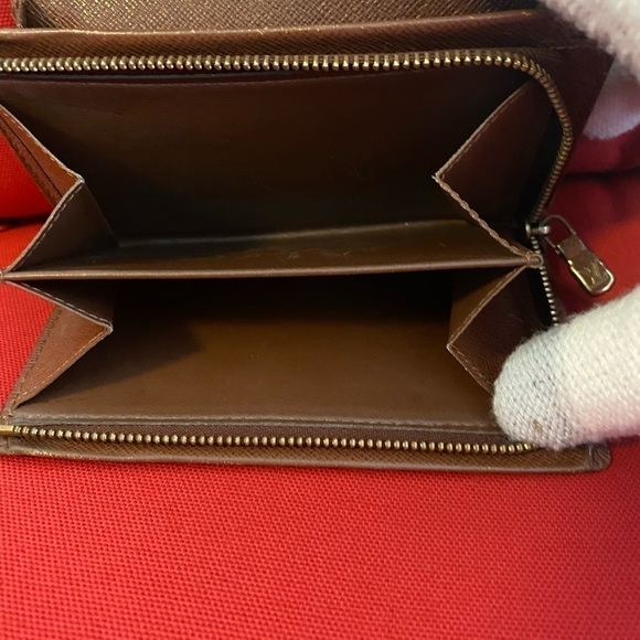 Louis Vuitton Wallet  - Authentic - Picture 7 of 16